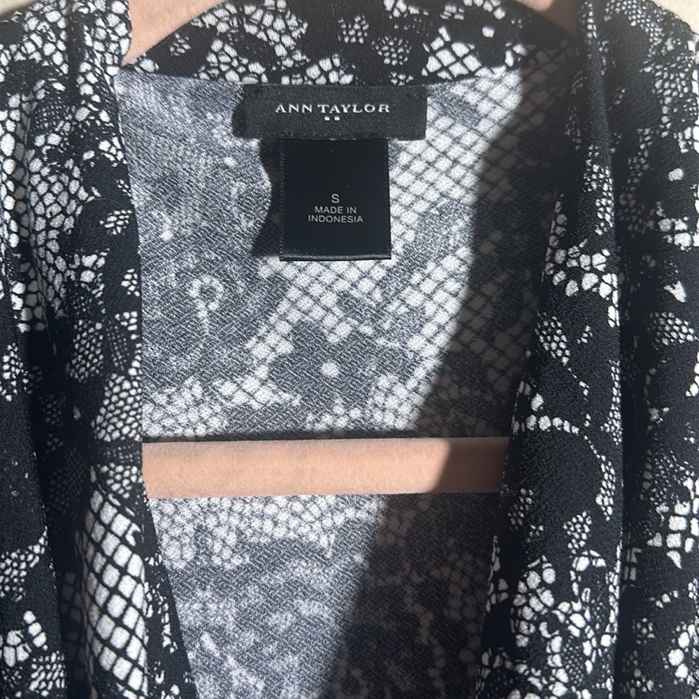 Ann Taylor Elegant Floral Lace Print Cowl Career Top | Small - Picture 3 of 4